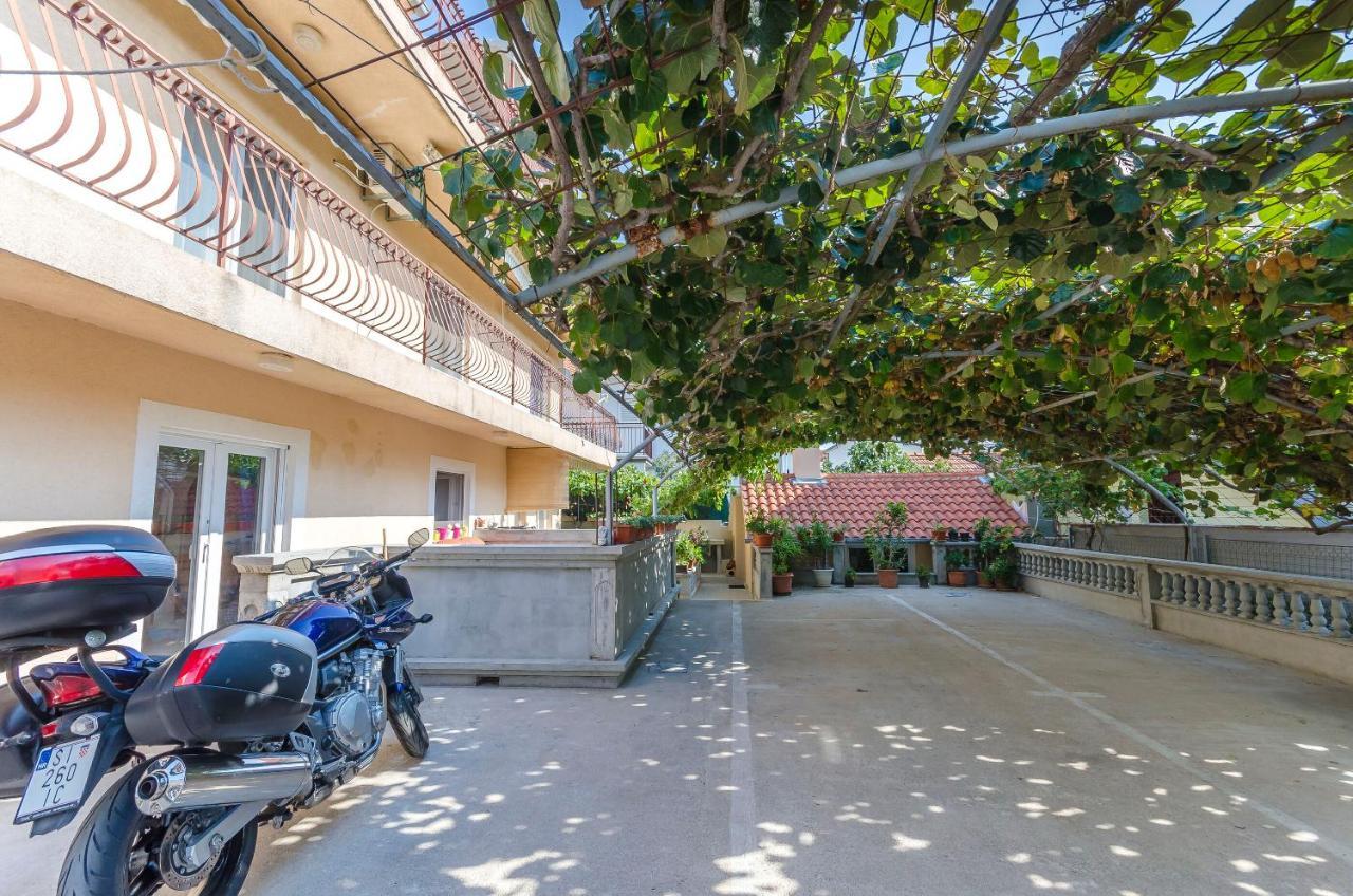 Apartments Mira I Vodice Exterior foto